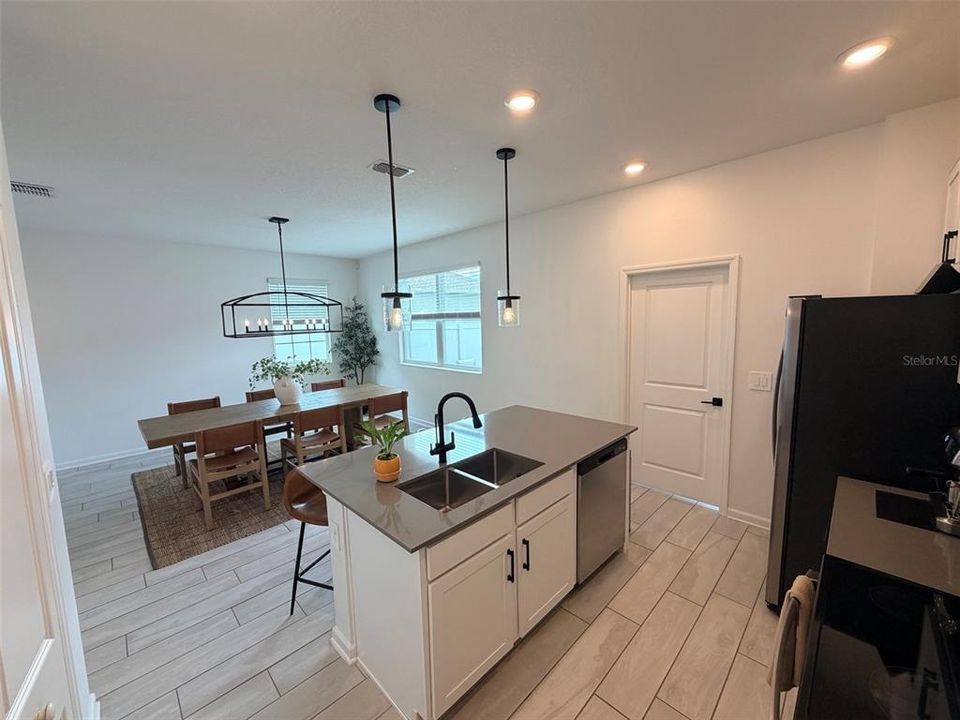 For Rent: $2,900 (3 beds, 2 baths, 1717 Square Feet)