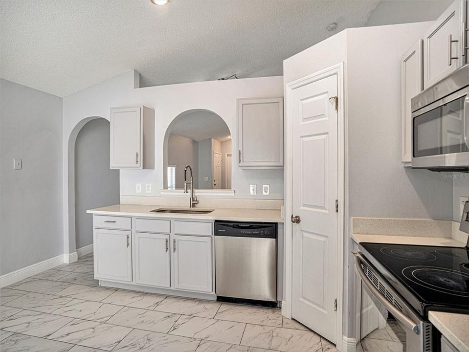 En Venta: $299,900 (3 camas, 2 baños, 1341 Pies cuadrados)