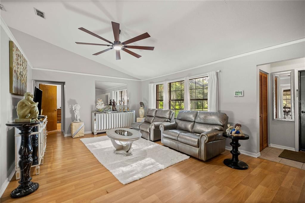 En Venta: $1,100,000 (3 camas, 2 baños, 2550 Pies cuadrados)
