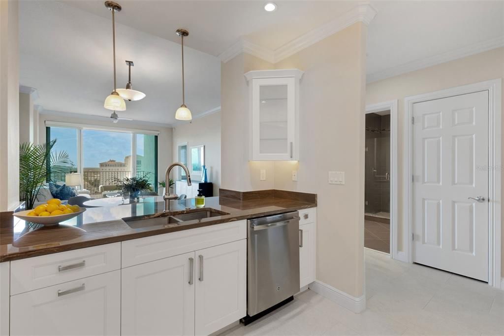 For Sale: $699,900 (2 beds, 2 baths, 1483 Square Feet)