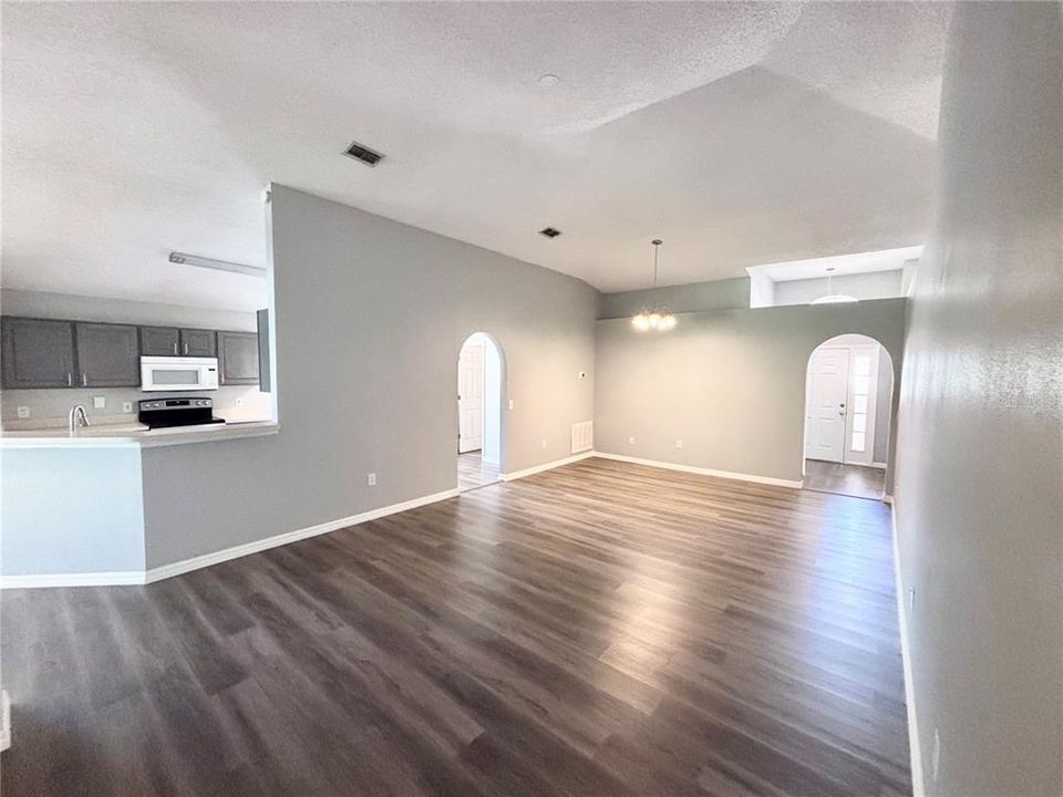 For Sale: $378,500 (4 beds, 2 baths, 1874 Square Feet)