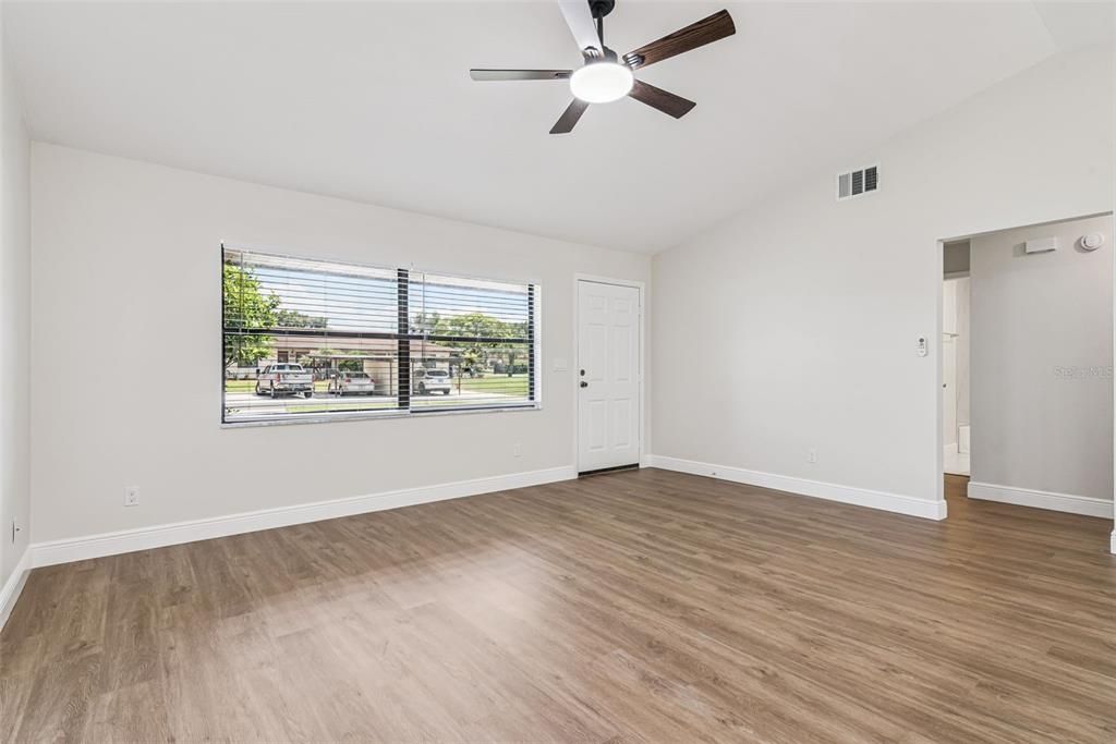 For Sale: $209,000 (2 beds, 2 baths, 986 Square Feet)