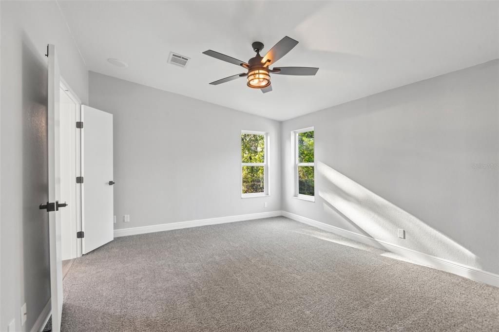 Activo con contrato: $409,900 (3 camas, 2 baños, 2073 Pies cuadrados)