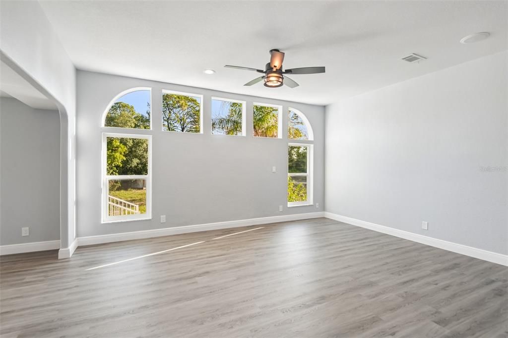 Activo con contrato: $409,900 (3 camas, 2 baños, 2073 Pies cuadrados)