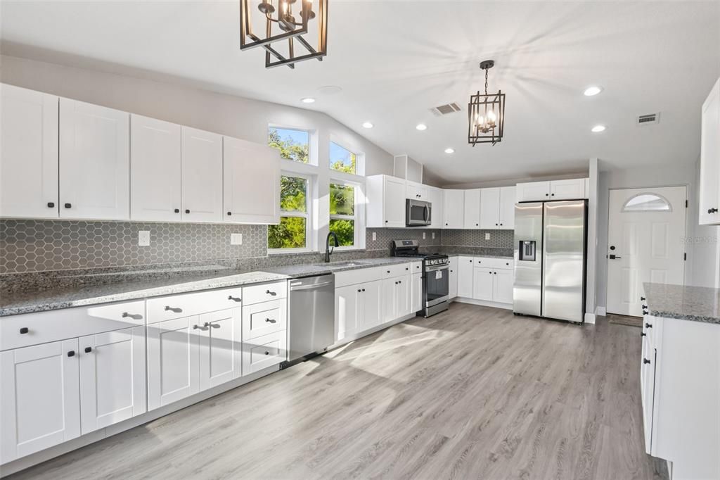 Activo con contrato: $409,900 (3 camas, 2 baños, 2073 Pies cuadrados)