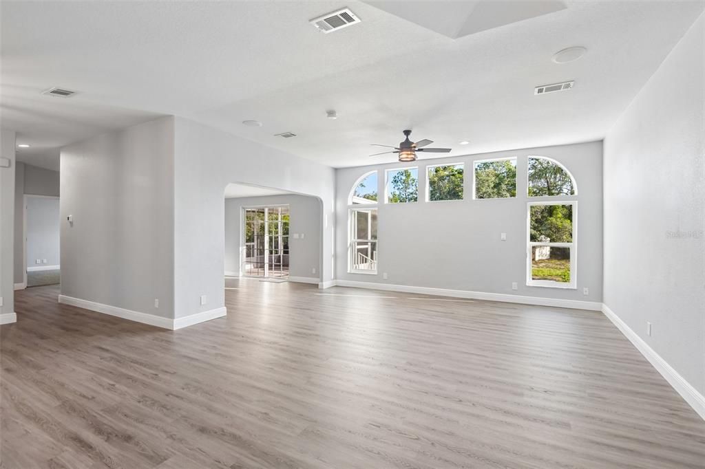Activo con contrato: $409,900 (3 camas, 2 baños, 2073 Pies cuadrados)
