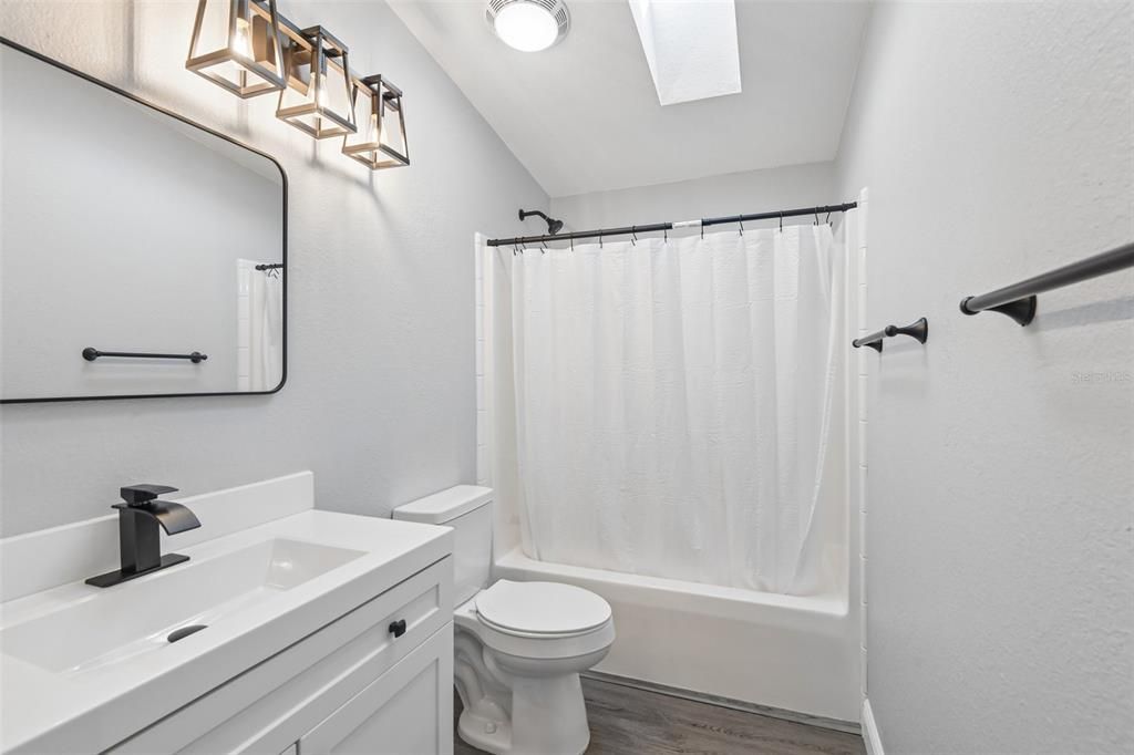 Activo con contrato: $409,900 (3 camas, 2 baños, 2073 Pies cuadrados)