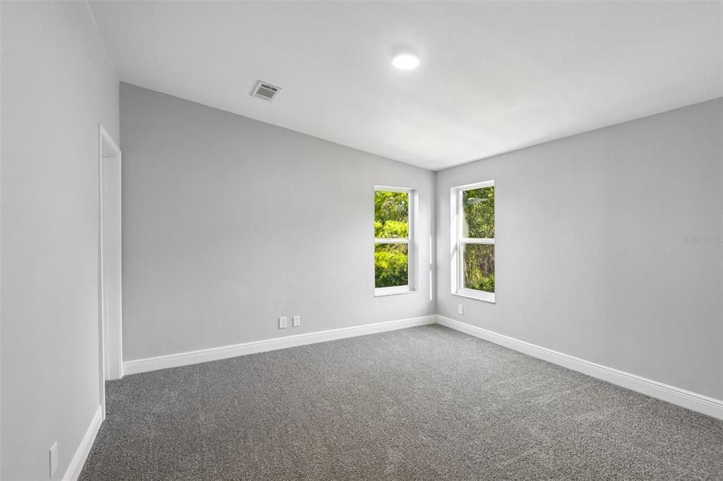 Activo con contrato: $409,900 (3 camas, 2 baños, 2073 Pies cuadrados)