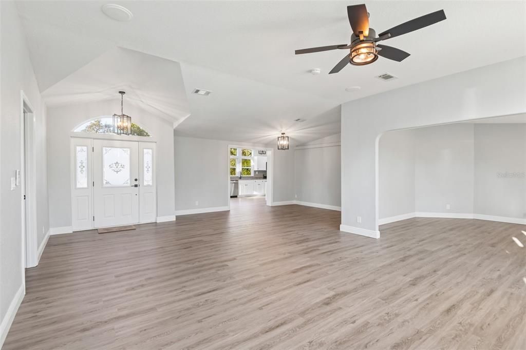 Activo con contrato: $409,900 (3 camas, 2 baños, 2073 Pies cuadrados)