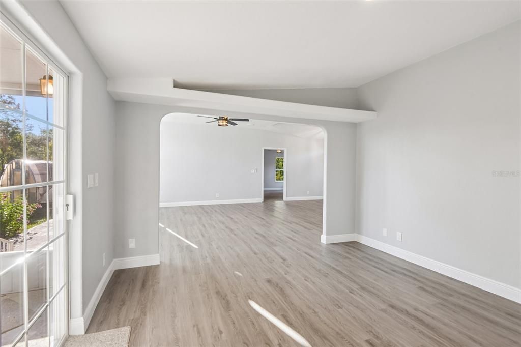 Activo con contrato: $409,900 (3 camas, 2 baños, 2073 Pies cuadrados)