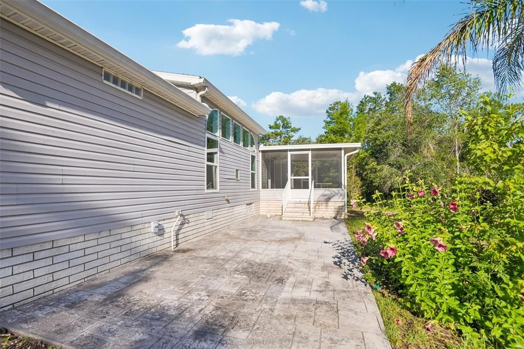 Activo con contrato: $409,900 (3 camas, 2 baños, 2073 Pies cuadrados)