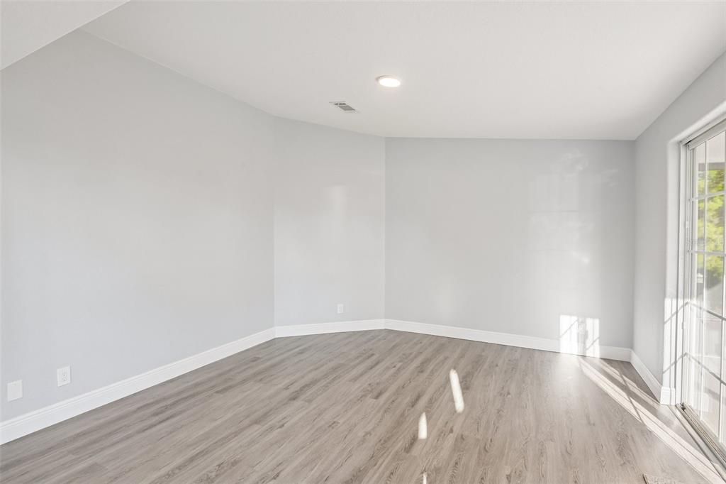 Activo con contrato: $409,900 (3 camas, 2 baños, 2073 Pies cuadrados)