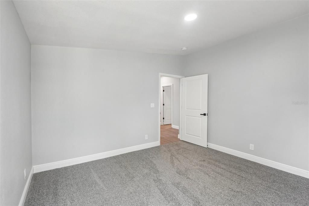 Activo con contrato: $409,900 (3 camas, 2 baños, 2073 Pies cuadrados)