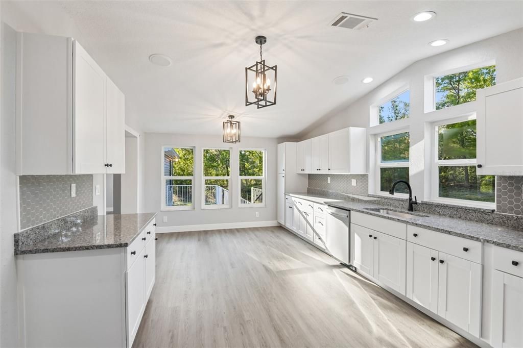 Activo con contrato: $409,900 (3 camas, 2 baños, 2073 Pies cuadrados)