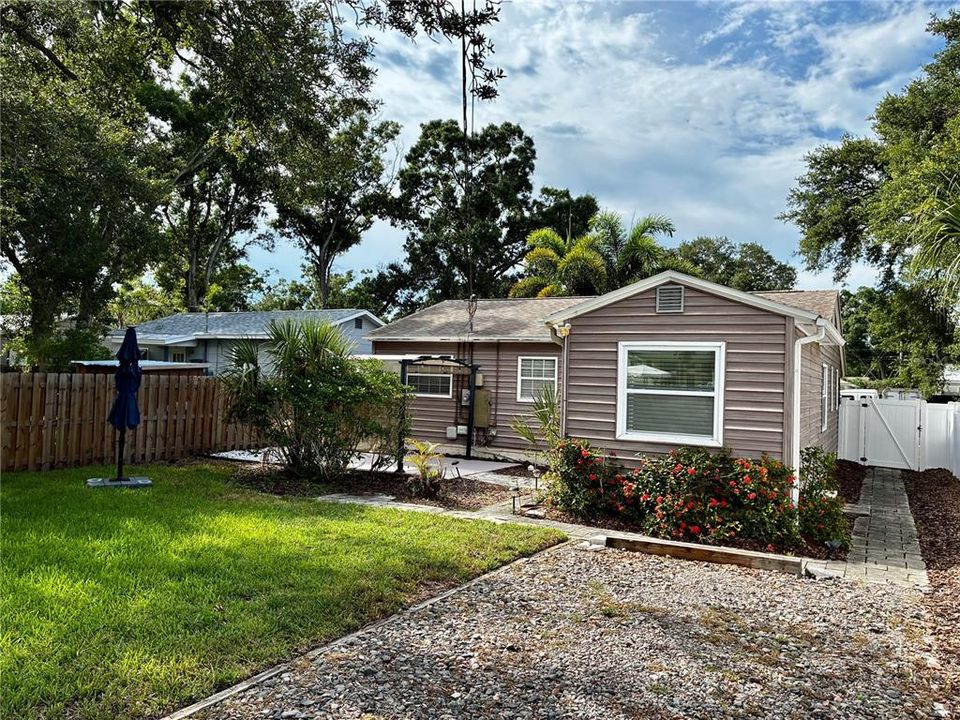 Activo con contrato: $349,900 (2 camas, 1 baños, 976 Pies cuadrados)