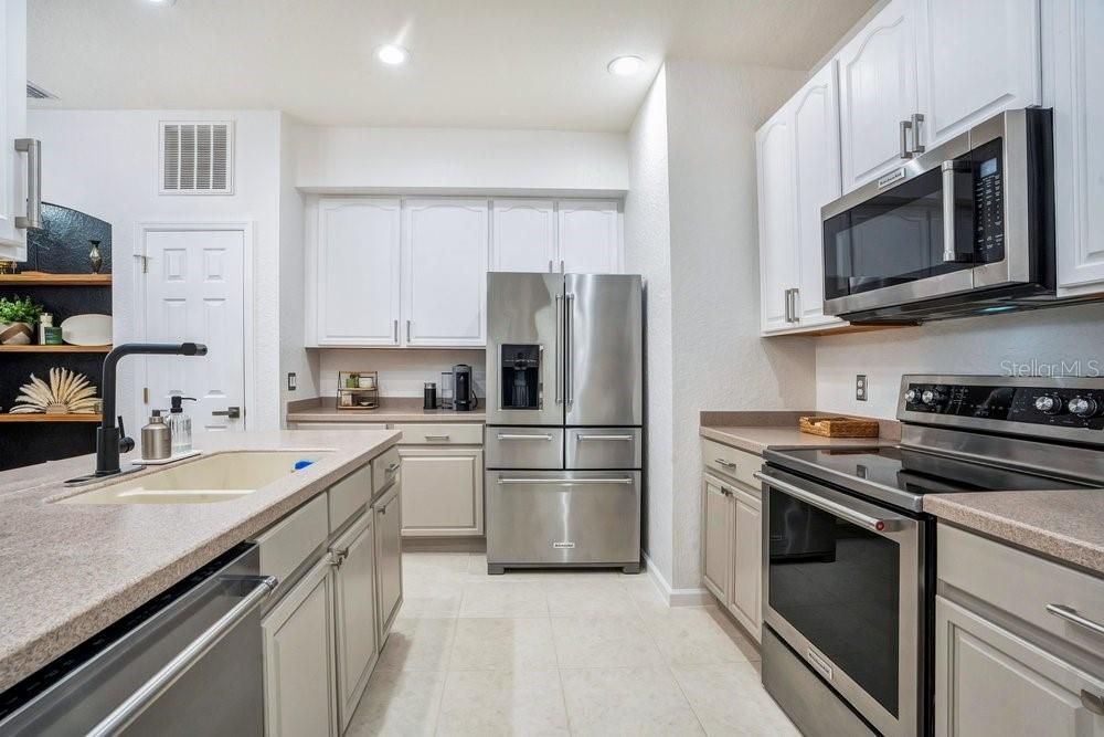 For Sale: $369,000 (3 beds, 2 baths, 1961 Square Feet)