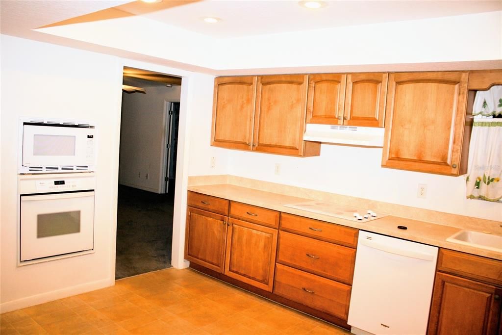 For Sale: $350,000 (4 beds, 4 baths, 2278 Square Feet)