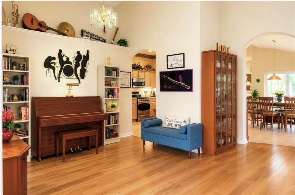 Activo con contrato: $599,500 (3 camas, 2 baños, 2041 Pies cuadrados)