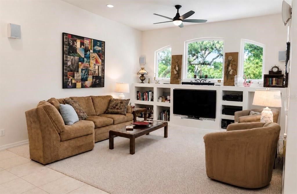 Activo con contrato: $599,500 (3 camas, 2 baños, 2041 Pies cuadrados)