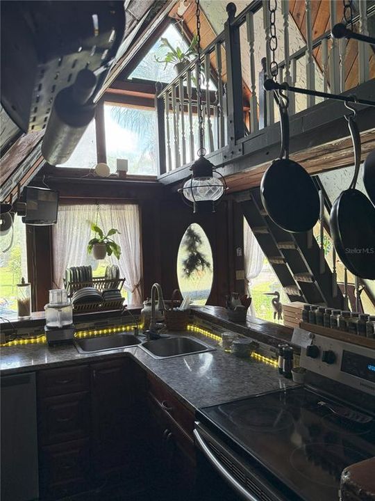 На продажу: $389,900 (2 спален, 1 ванн, 768 Квадратных фут)