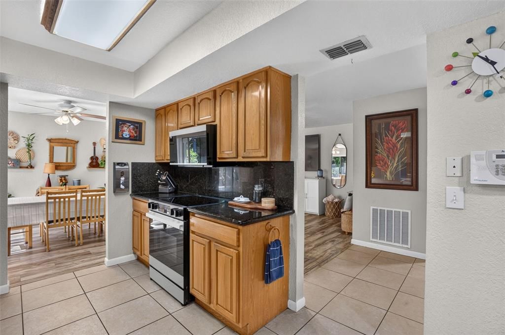 En Venta: $649,900 (4 camas, 2 baños, 1684 Pies cuadrados)