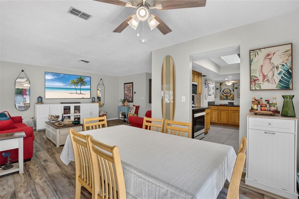En Venta: $649,900 (4 camas, 2 baños, 1684 Pies cuadrados)