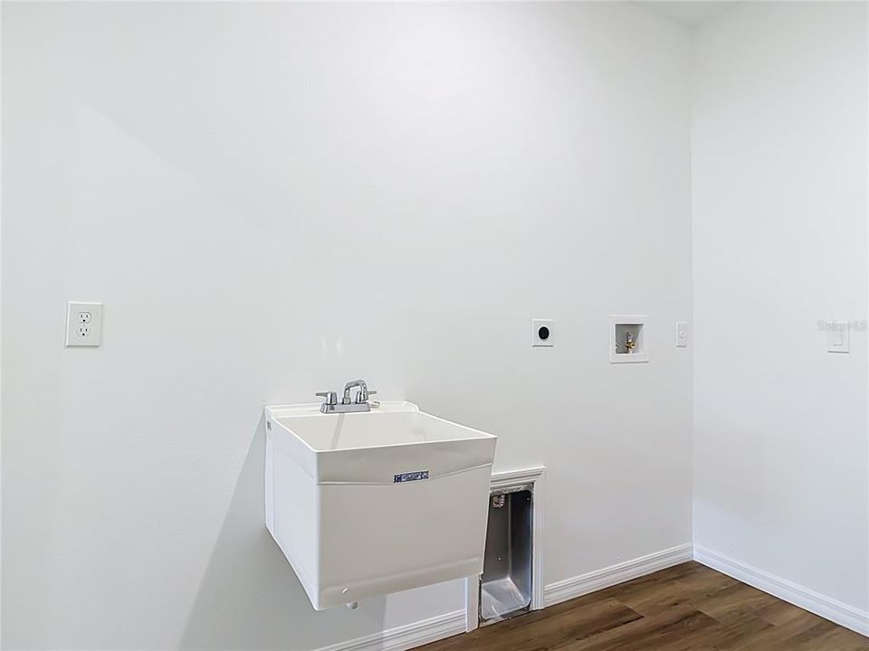 En Renta: $2,490 (4 camas, 3 baños, 2000 Pies cuadrados)