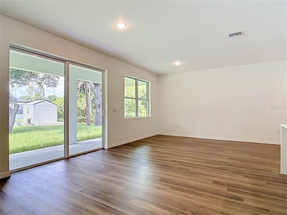 En Renta: $2,490 (4 camas, 3 baños, 2000 Pies cuadrados)