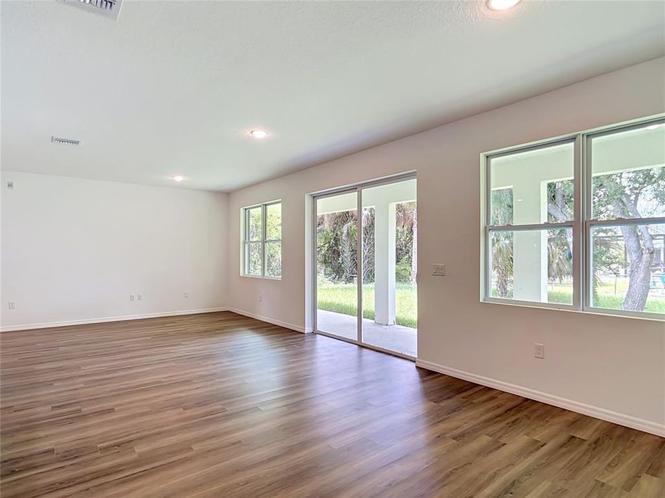 En Renta: $2,490 (4 camas, 3 baños, 2000 Pies cuadrados)