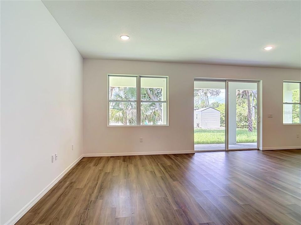 En Renta: $2,490 (4 camas, 3 baños, 2000 Pies cuadrados)