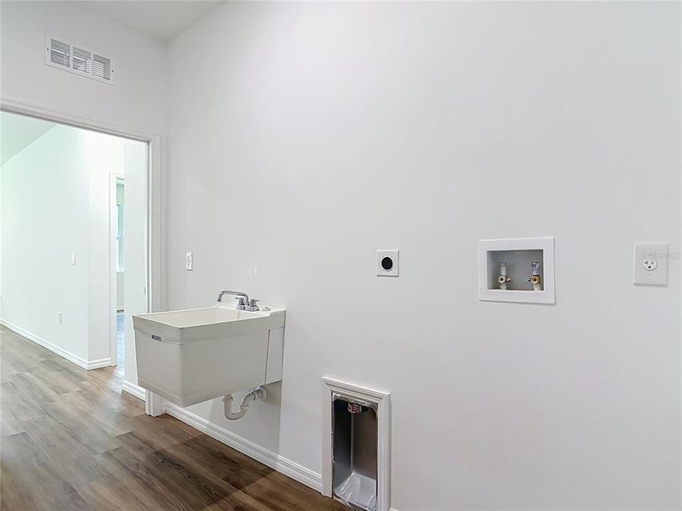 En Renta: $2,490 (4 camas, 3 baños, 2000 Pies cuadrados)