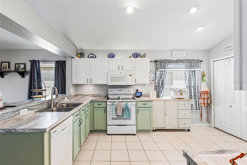 На продажу: $325,000 (3 спален, 2 ванн, 1590 Квадратных фут)