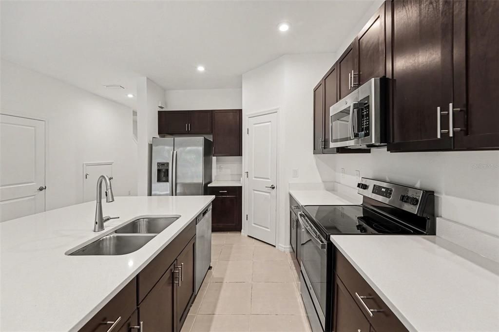 For Sale: $325,000 (3 beds, 2 baths, 1407 Square Feet)