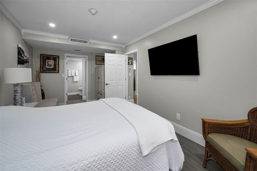 For Sale: $205,900 (1 beds, 1 baths, 610 Square Feet)