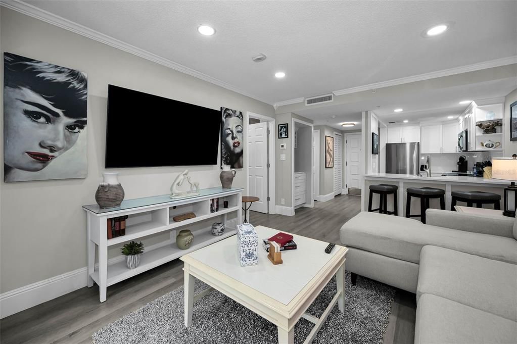 For Sale: $205,900 (1 beds, 1 baths, 610 Square Feet)