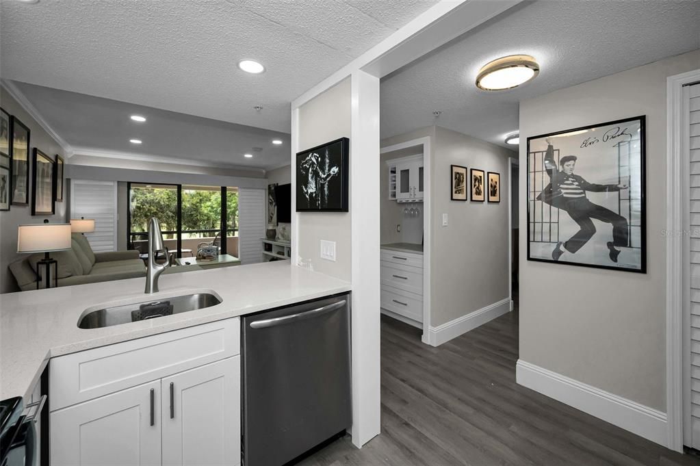 For Sale: $205,900 (1 beds, 1 baths, 610 Square Feet)