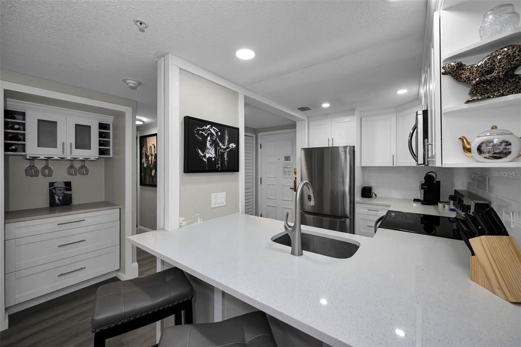 For Sale: $205,900 (1 beds, 1 baths, 610 Square Feet)