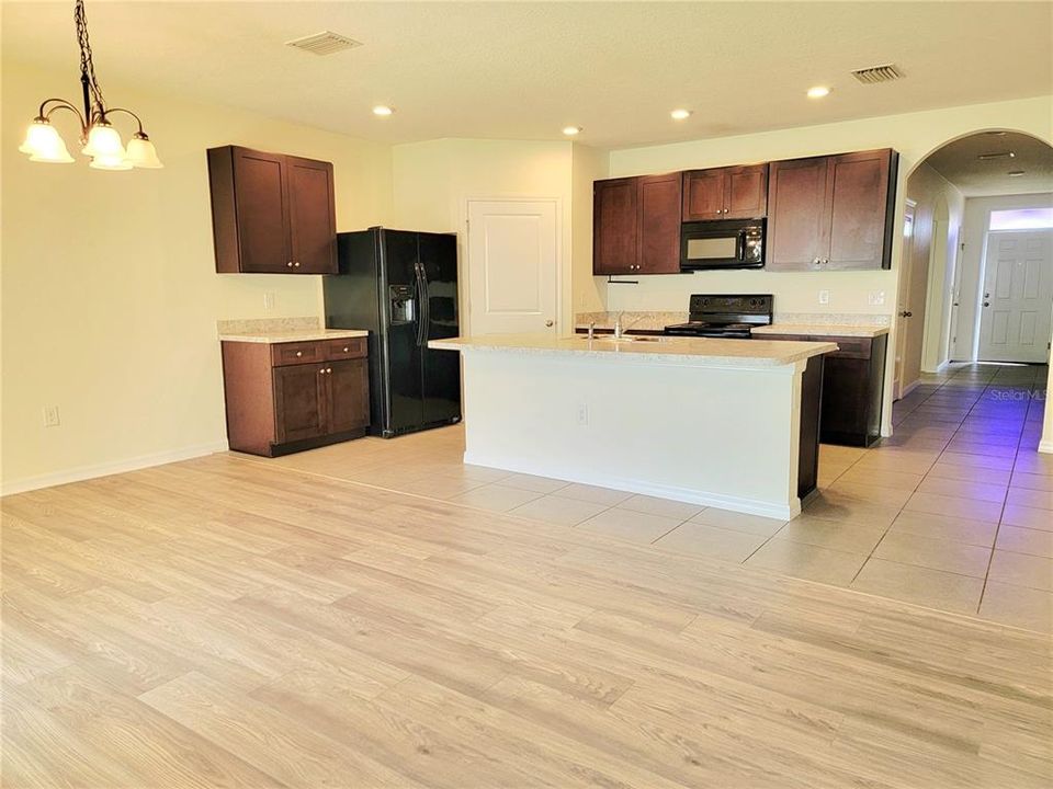 For Rent: $2,250 (4 beds, 2 baths, 1824 Square Feet)