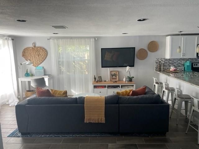 Active With Contract: $1,995 (2 beds, 2 baths, 1092 Square Feet)