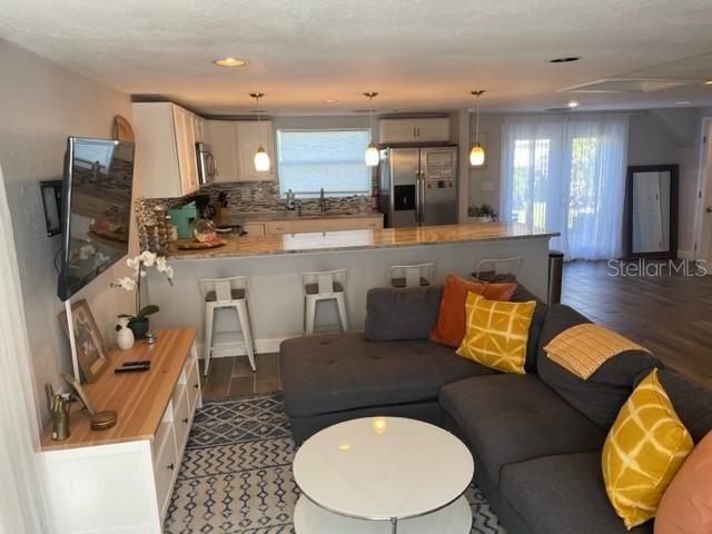 Active With Contract: $1,995 (2 beds, 2 baths, 1092 Square Feet)