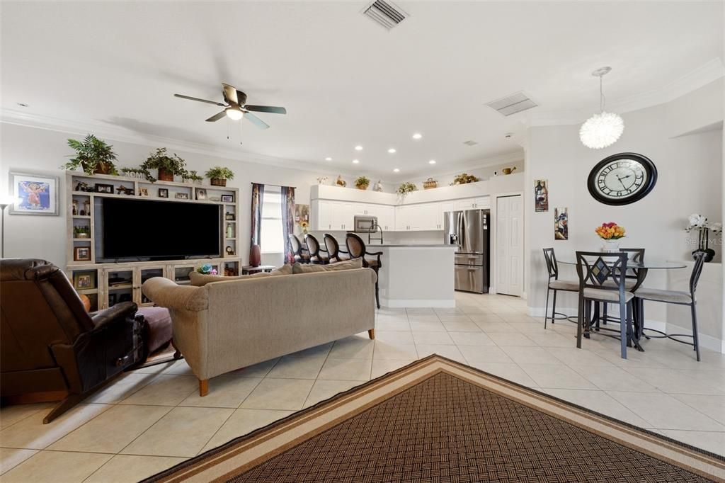 En Venta: $442,500 (3 camas, 2 baños, 2079 Pies cuadrados)