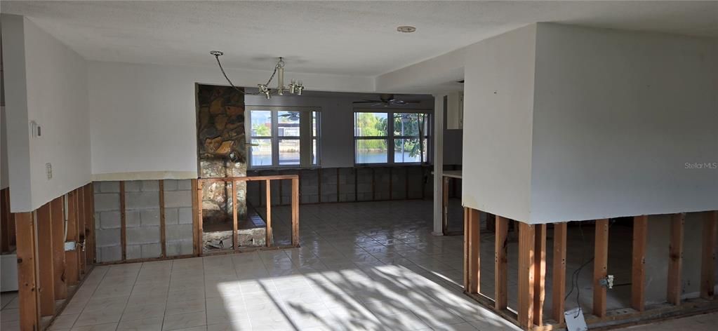 Activo con contrato: $395,000 (2 camas, 2 baños, 1659 Pies cuadrados)