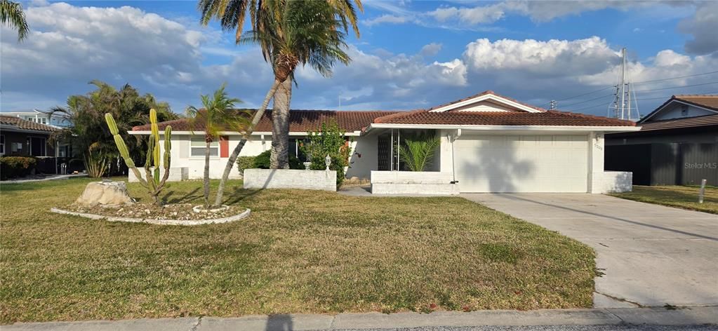 Activo con contrato: $395,000 (2 camas, 2 baños, 1659 Pies cuadrados)
