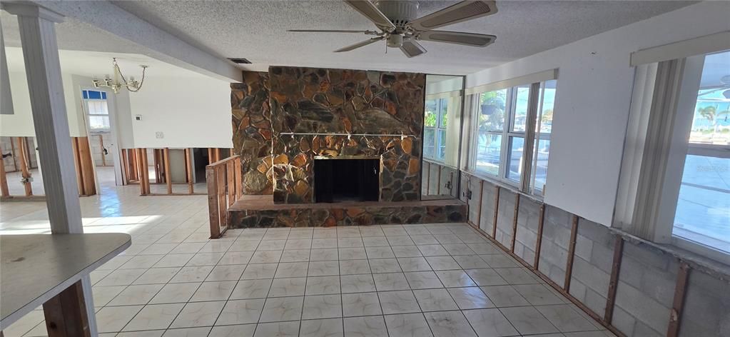 Activo con contrato: $395,000 (2 camas, 2 baños, 1659 Pies cuadrados)