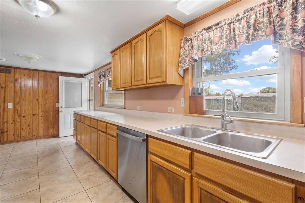 For Sale: $169,999 (2 beds, 2 baths, 1788 Square Feet)