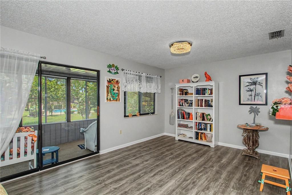 For Sale: $129,900 (2 beds, 2 baths, 1308 Square Feet)
