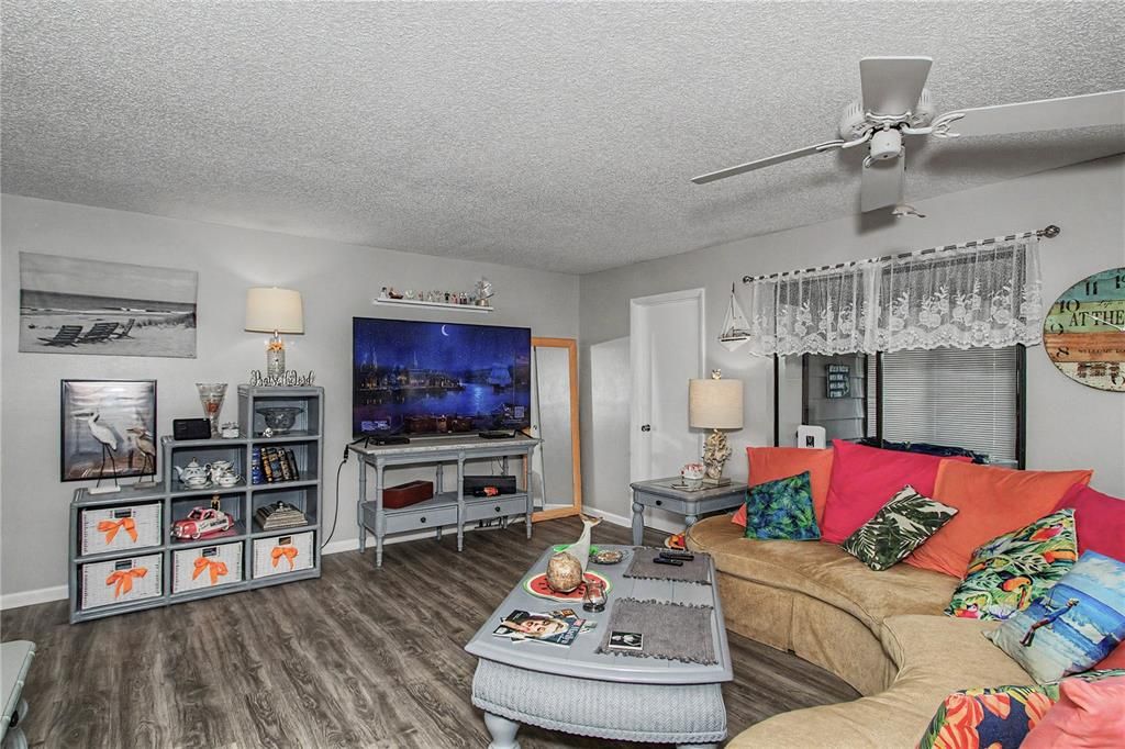 For Sale: $129,900 (2 beds, 2 baths, 1308 Square Feet)
