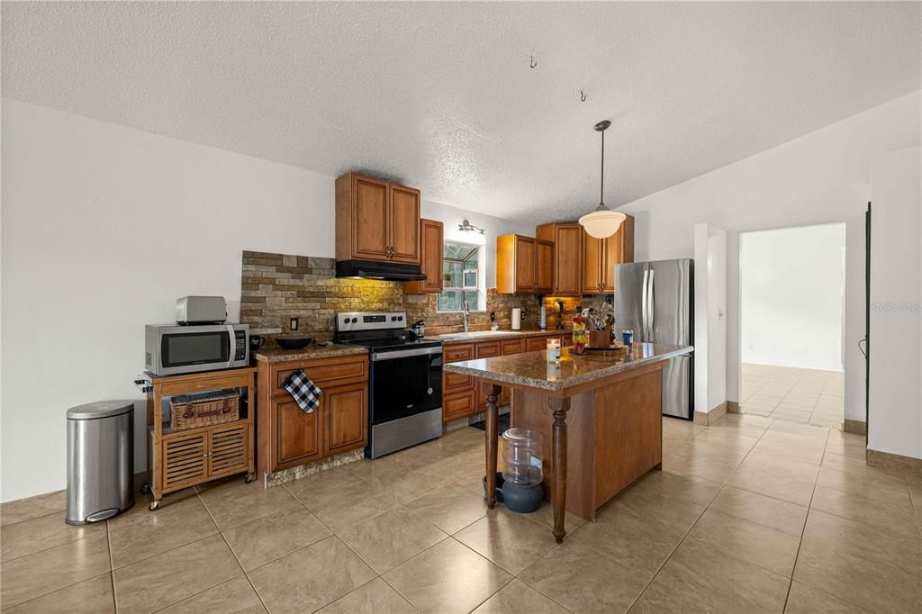 For Sale: $750,000 (3 beds, 2 baths, 1928 Square Feet)