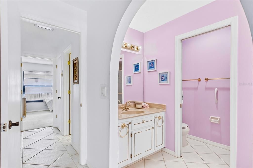 На продажу: $269,900 (2 спален, 2 ванн, 1296 Квадратных фут)