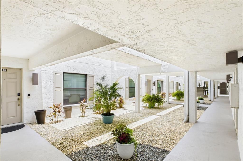 На продажу: $269,900 (2 спален, 2 ванн, 1296 Квадратных фут)